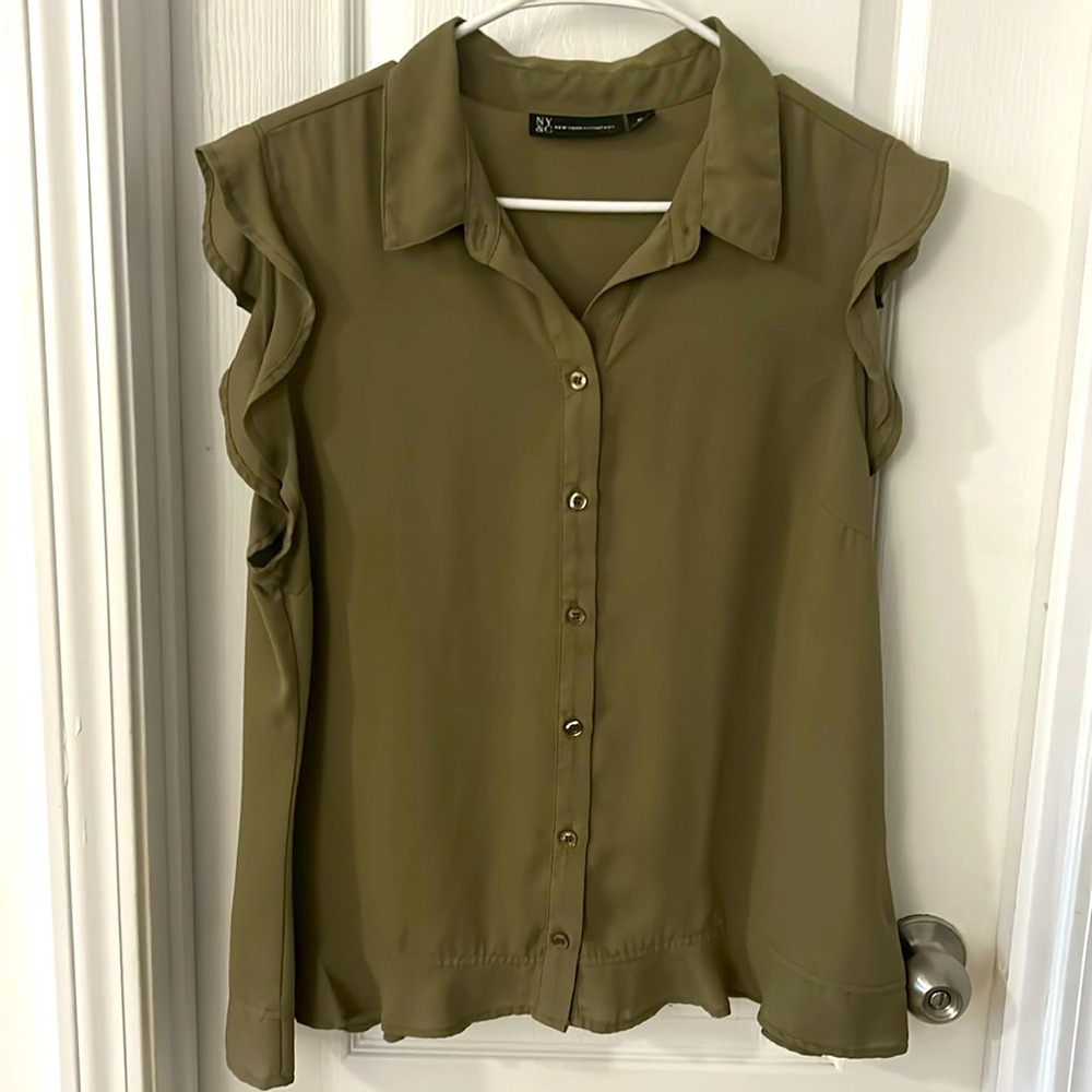 NY&Co blouse with ruffled sleeves. Green